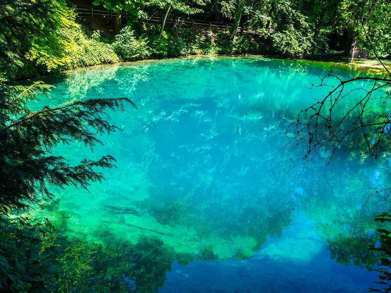 Beeindruckendes blaues Wasser