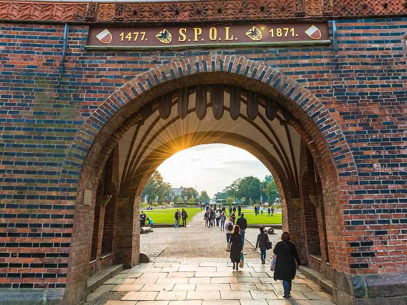 Besucher gehen durch das Holstentor