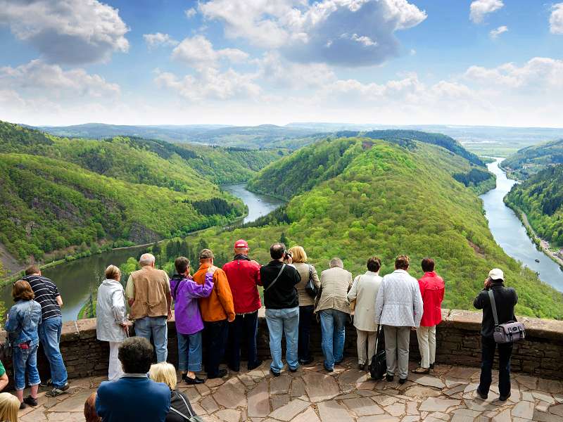 Besucher schauen auf die Saarschleife