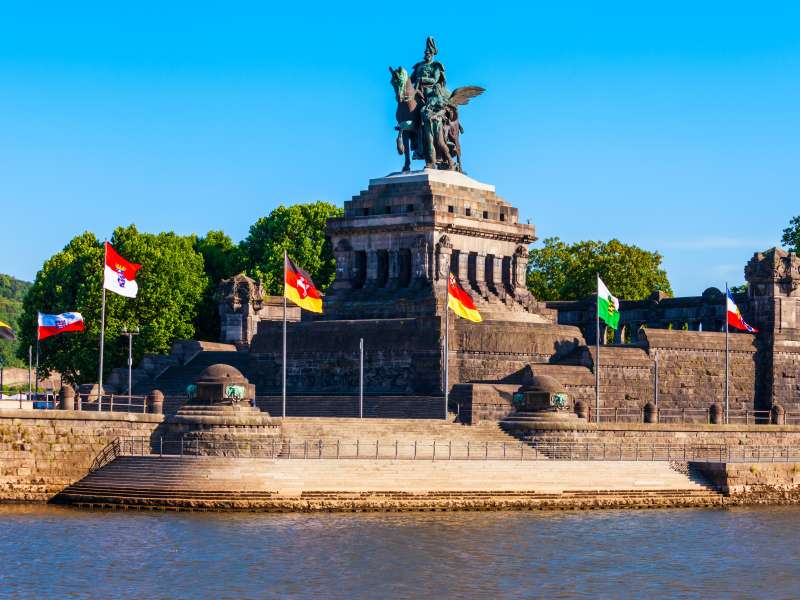Blick vom Wasser auf das Denkmal