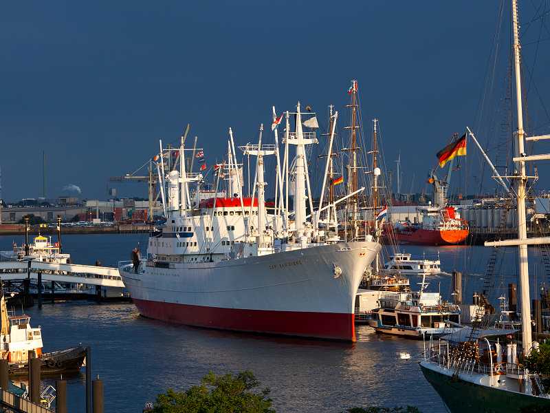 Cap San Diego und Hamburger Hafen