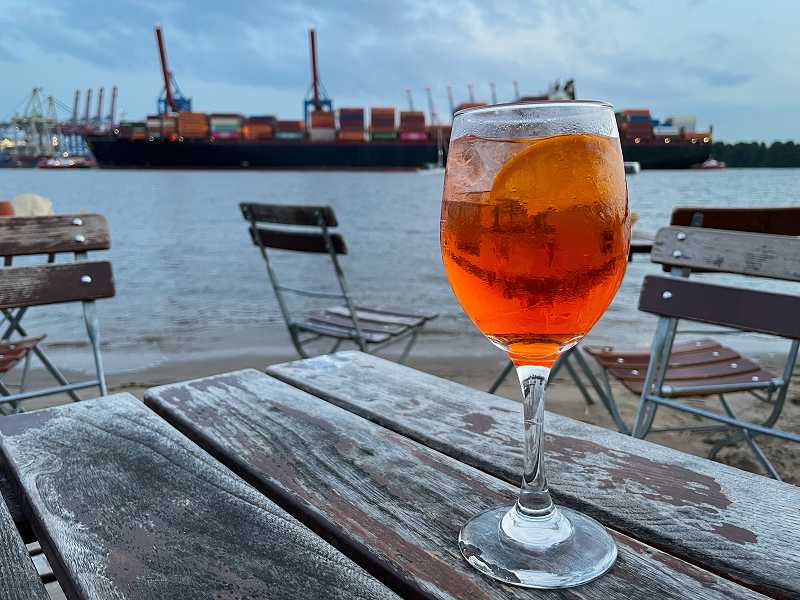 Cocktail am Elbstrand genießen