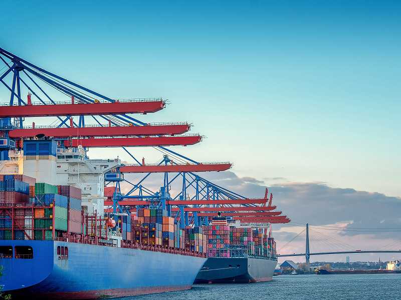 Containerschiff im Hafen