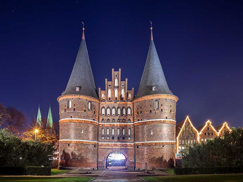 Das Holstentor bei Nacht