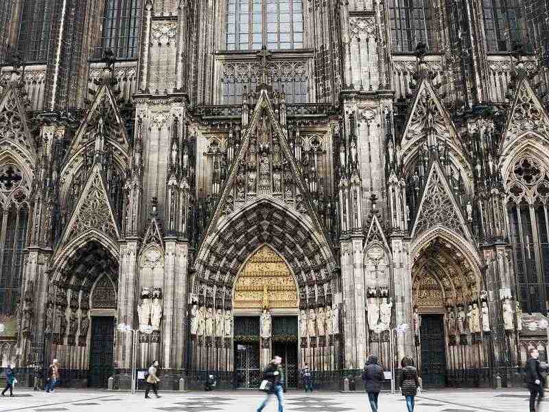 Eingang zum Kölner Dom