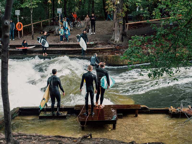 Eisbachwelle Surfer