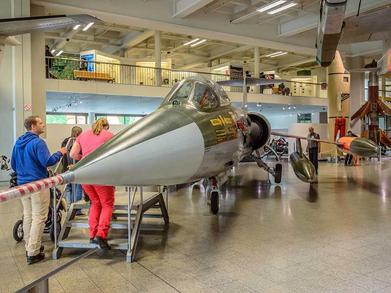 Ein Flugzeug im Museum