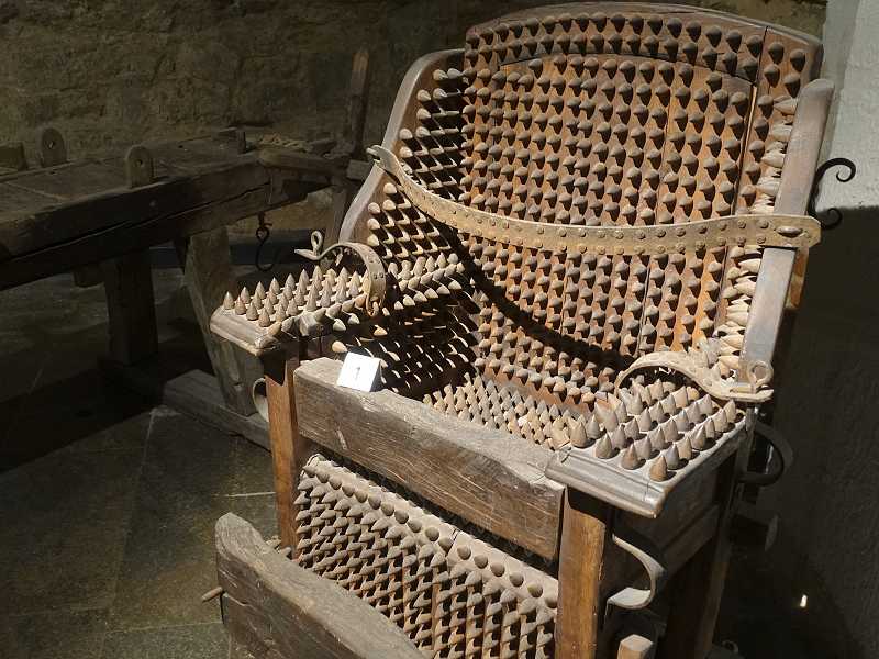 Folterstuhl im Museum
