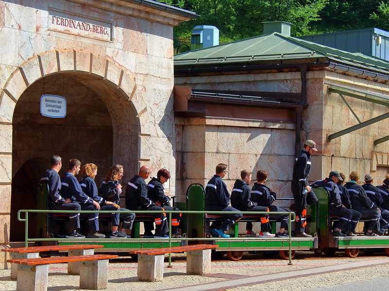 Grubenbahn mit Besuchern