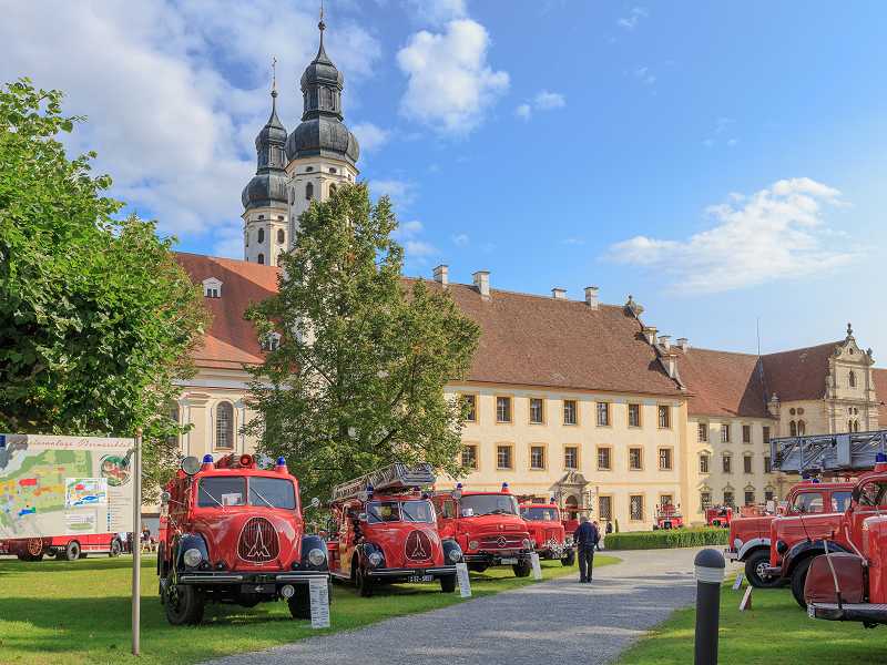 Kloster und Fahrzeuge der Feuerwehr