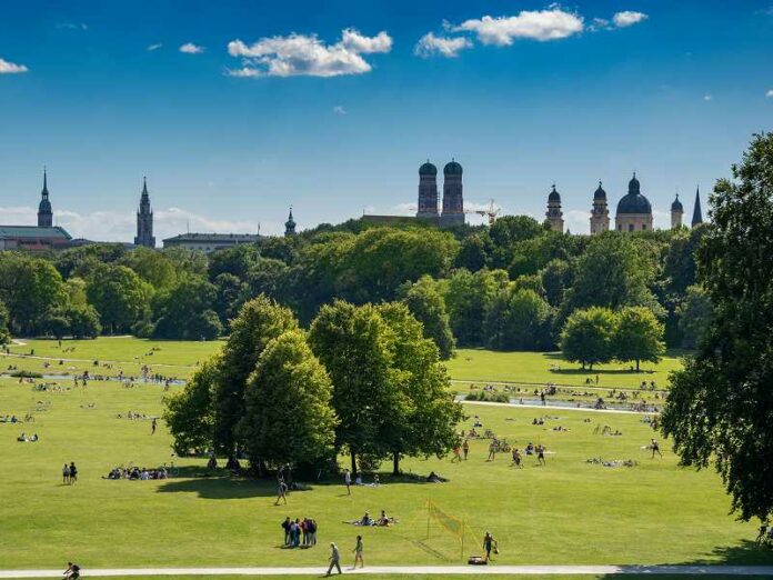 Englischer Garten in München, Adresse, Öffnungszeiten