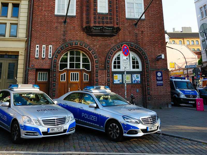 Polzeiautos vor der Davidwache