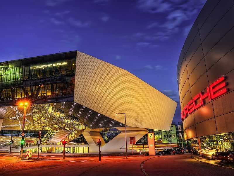 Porsche-Museum bei Nacht