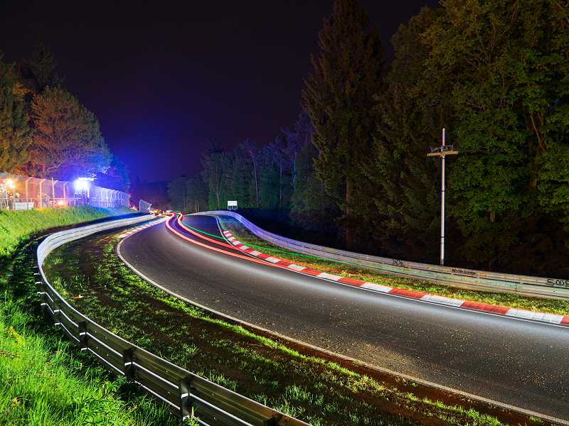 Rennstrecke bei Nacht