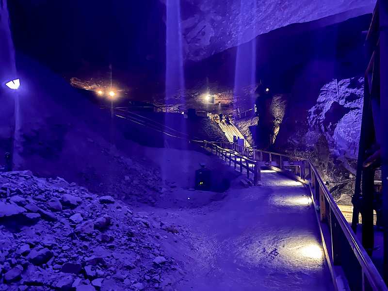 Salzstollen in blauer Farbe