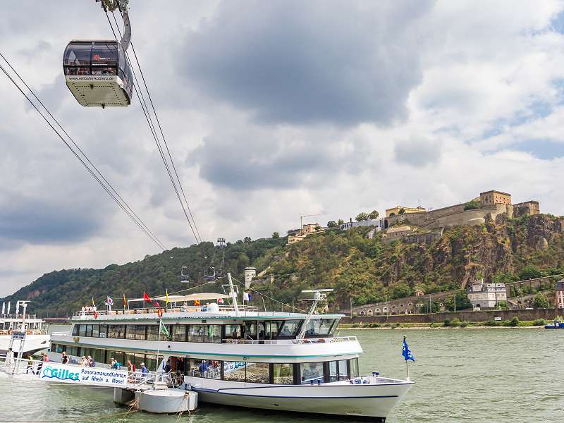 Seilbahn und Ausflugsschiff