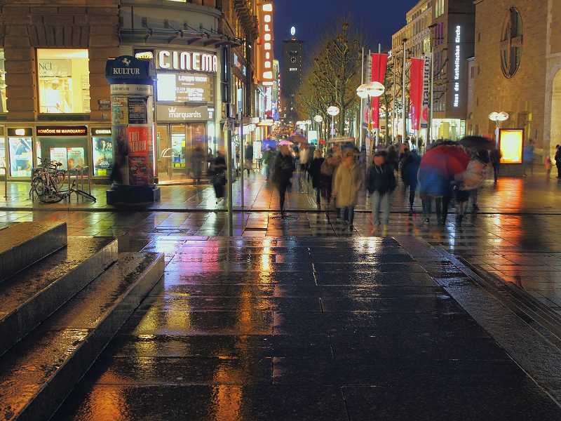 Stuttgarter Königstraße bei Regen