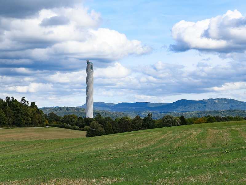 Testturm und grüne Wiese