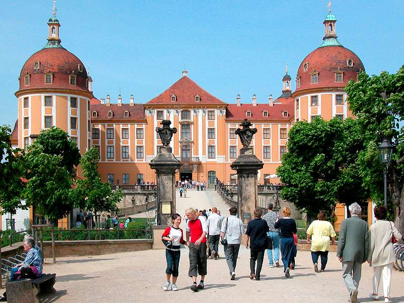 Touristen besuchen das Schloss