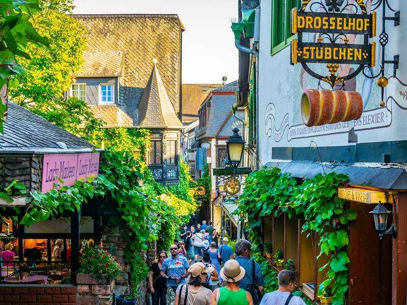 Touristen in der Drosselgasse