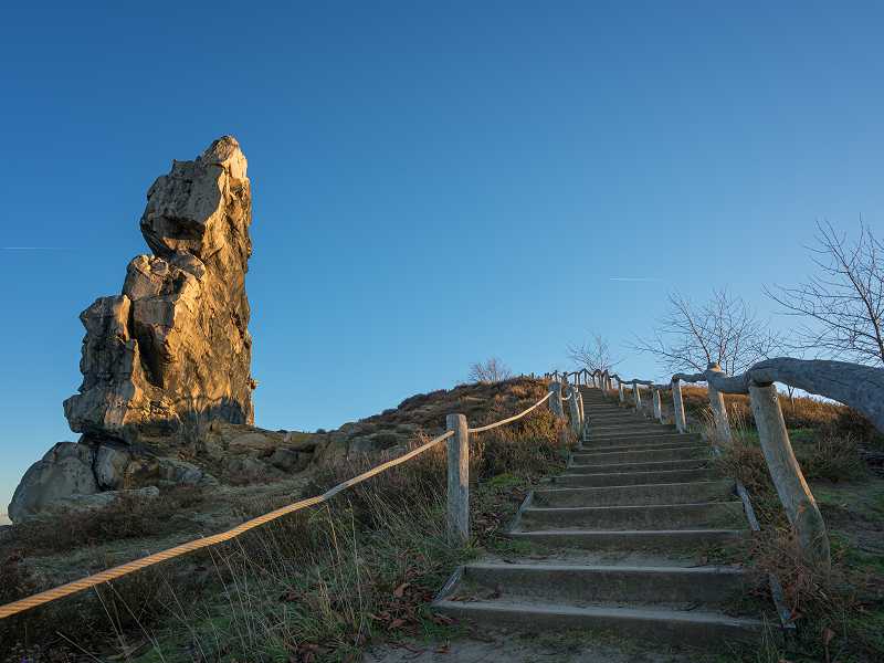 Treppe zum Felsen