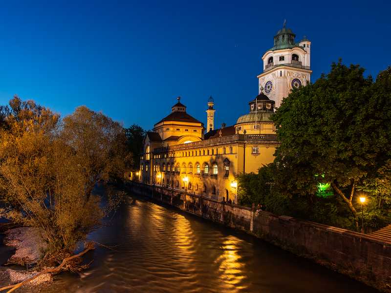 Volksbad bei Nacht